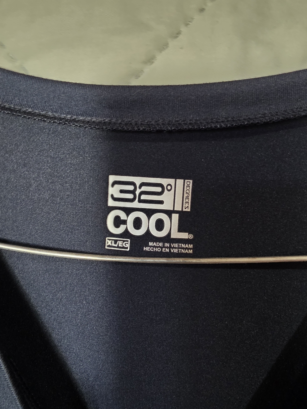 32 Cool Men's V-Neck Short Sleeve T-Shirt — Navy Lighweight Sz XL - Picture 2 of 5